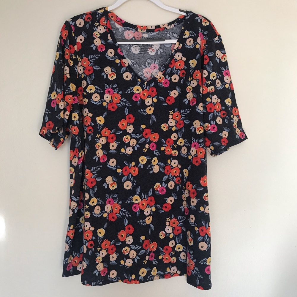 Floral V-Neck t-shirt by Lane Bryant. (Size 22/24)